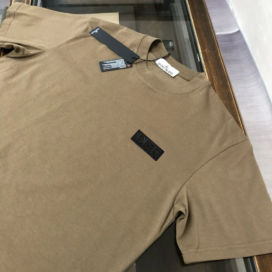 P150 A⭐️Stone Island Latest Couple Style Round Neck Short Sleeve Couple T-shirt ~ Spring and Summer New Product High Quality 🔥🔥Customized Unique Compass Logo Embroidery Logo Embellishment ~ Fashionable and Versatile Trendy Style Customized Imported Fabrics! Comfortable to wear, breathable, fashionable without losing personality, the upper body is casual and casual, handsome and stylish, showing the temperament of a big brand. All three standards are complete! ! Color: Black White Dark Gray Brown Size: SMLXLXXL